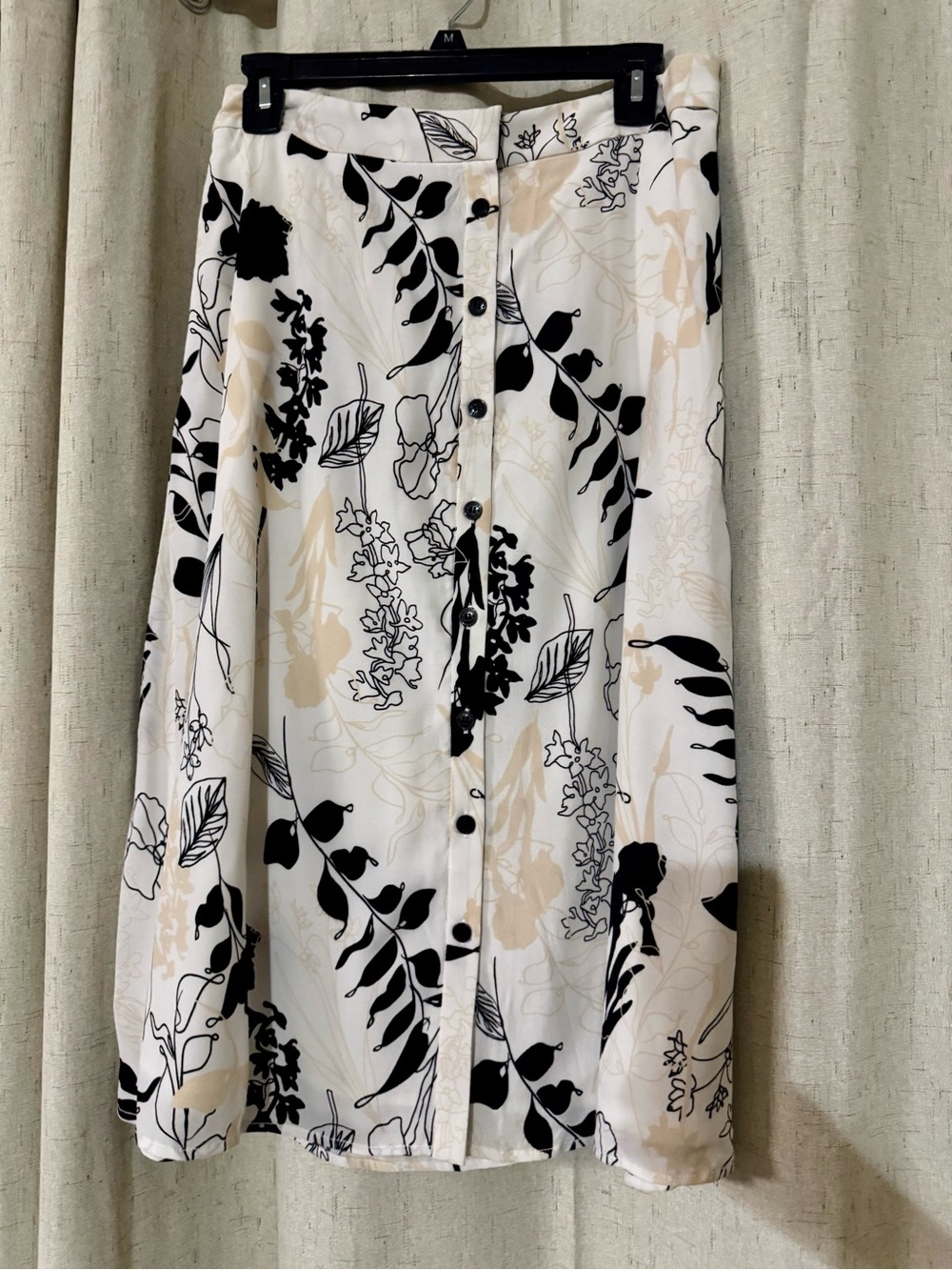 GUESS Button-Front Floral Print Midi button down Skirt in Cream and Black